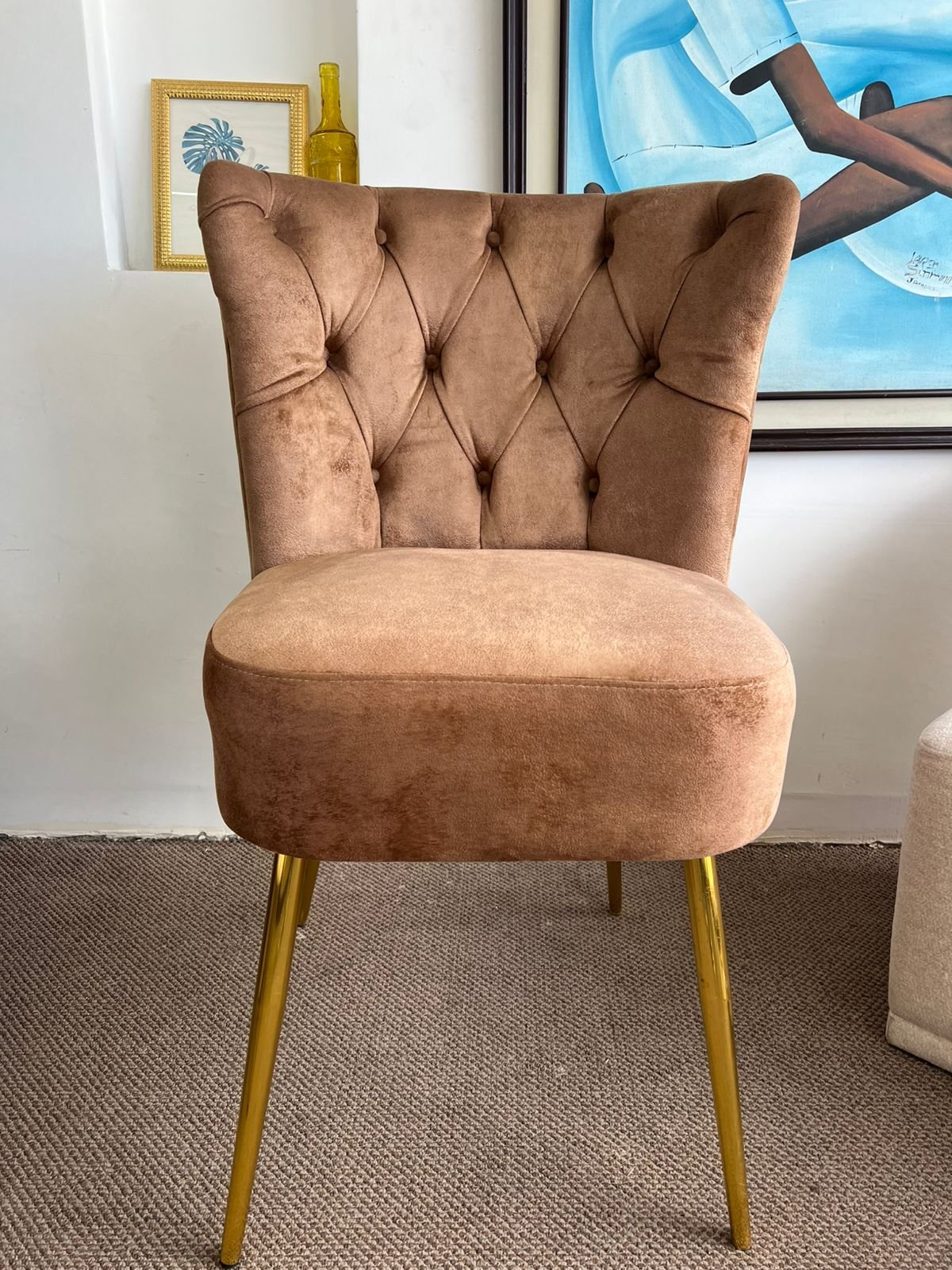 Poltrona con patas doradas